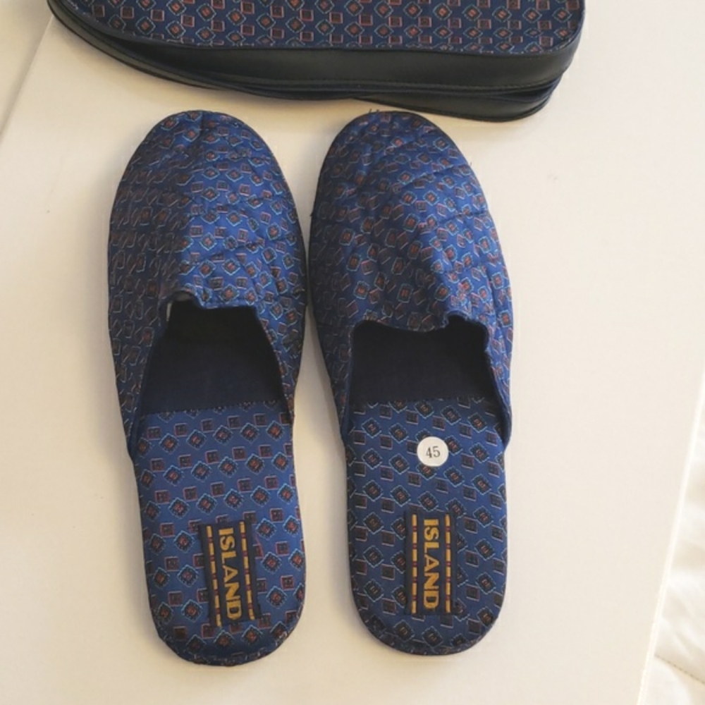 Men's Travel Slippers with pouch NWOT 11